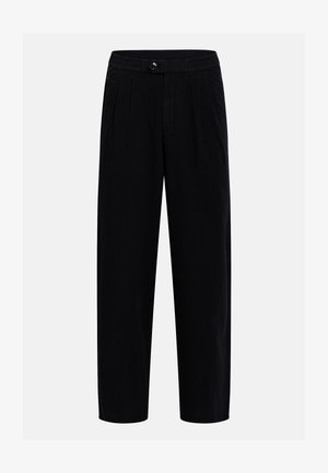 Μαύρο παντελόνι με ίσια γραμμή, ελαστική μέση, κουμπωτή κλείσιμο, πιέτες μπροστά και τσέπες στο πλάι σε μονόχρωμο φόντο.