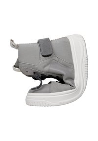 Grijze schoenen met een rubberen zool, voorzien van een klittenbandsluiting en veterafsluiting, gestructureerde stof en een ronde neus.