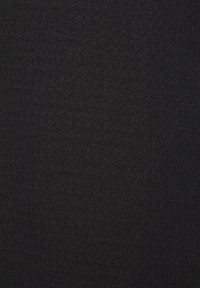 Tessuto nero con una trama a righe, caratterizzato da una fine tessitura e una superficie uniforme. Il materiale appare morbido e consistente in tutto.