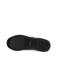 Semelle de chaussure de sport noire en caoutchouc texturé pour une traction optimale, présentant un motif strié, un design flexible et un logo de marque.