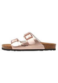 Roze gouden slider sandalen met twee verstelbare banden, kurken voetbed en zwarte rubberen buitenzool. Kenmerkend zijn het vergulde logo aan de zijkant.