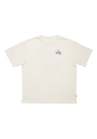 Creme kortærmet t-shirt lavet af bomuld, med et lille blåt og rødt logo på brystet. Enkel, afslappet pasform med rund udskæring.
