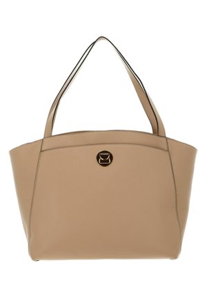 Borsa tote in pelle beige con superficie liscia, doppie maniglie con bordatura nera e un logo rotondo in oro sul davanti.