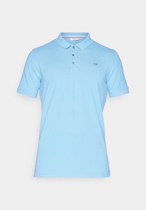 Világoskék pamut pólóing gallérral, rövid ujjakkal, háromgombos nyakkal és a bal oldalon hímzett CK logóval.