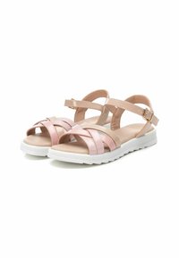 Sandalias sintéticas rosas y beige con tiras cruzadas, hebilla ajustable en el tobillo, plantilla acolchada y suela de goma blanca texturizada.