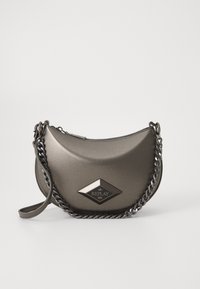 Borsa a tracolla di colore grigio metallico a forma di mezzaluna, con tracolla a catena e patch con logo a diamante. Finitura liscia e chiusura con zip.