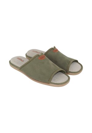 Par de zapatillas verdes oliva abiertas en la punta con parte superior perforada y plantillas acolchadas beige sobre un fondo blanco.