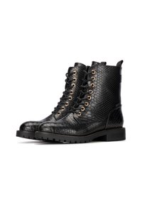 Botas de combate negras hechas de piel sintética texturizada, con un patrón de piel de reptil, ojales dorados y suela de goma con un diseño de protuberancias.