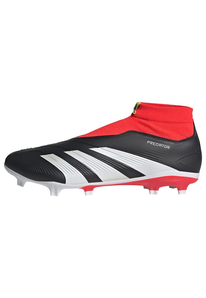 Botín de fútbol negro con un cuello alto de tobillo rojo, franjas de acento blancas, parte superior texturizada y tacos cónicos blancos sobre una suela roja.