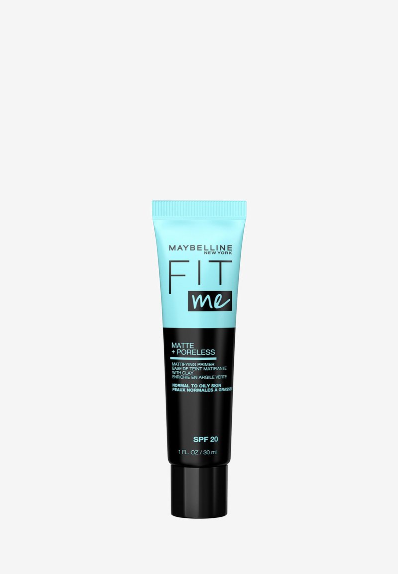 Le primer Maybelline Fit Me Matte + Poreless dans un tube bleu clair et noir, possède un capuchon arrondi, un SPF 20 et une capacité de 30 ml.