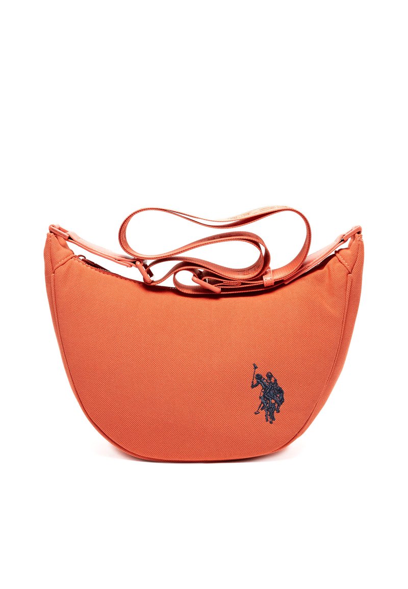 Orange tygaxelväska med en bågformad design, prydd med en mörkblå broderad logotyp och smala justerbara remmar. Dragkedjestängning.