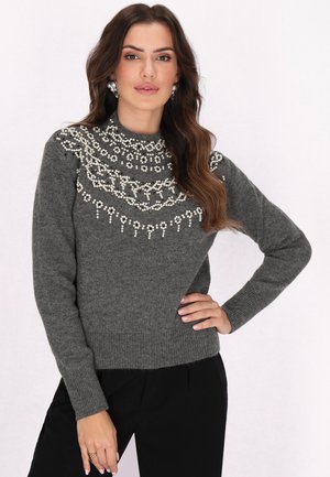 Pulover gri cu guler înalt, tricotat texturat și detalii decorative cu mărgele de-a lungul gulerului și umerilor. Mâneci lungi.
