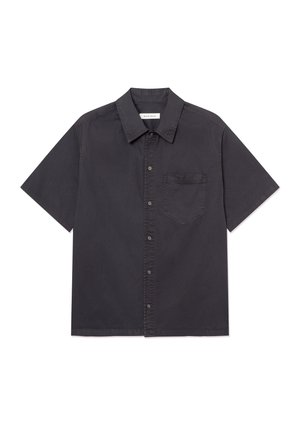 Čierna košeľa s krátkym rukávom na gombíky s náprsným vreckom a špicatým golierom, zobrazená na bielom pozadí.