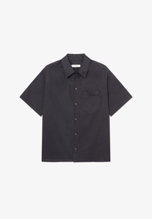 Crna košulja kratkih rukava s gumbima, prsni džep i šiljasti ovratnik, prikazana na bijeloj pozadini.