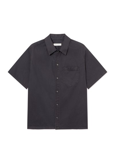 Lühikeste varrukatega must nööbitav särk rinnatasku ja terava kraega, valgel taustal.