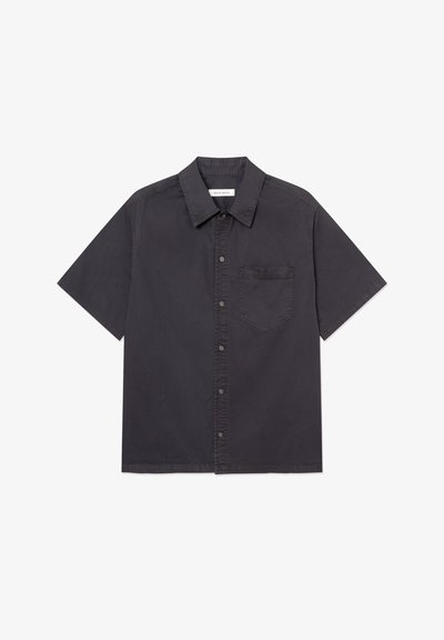 Lühikeste varrukatega must nööbitav särk rinnatasku ja terava kraega, valgel taustal.