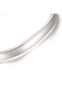 Bracelet en argent poli au design lisse et arrondi, avec un éclat subtil et une largeur constante tout au long du bandeau.