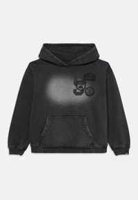 Sweat à capuche noir avec une poche avant, présentant un design gradient et trois patchs brodés sur la poitrine. Tissu doux et texturé.