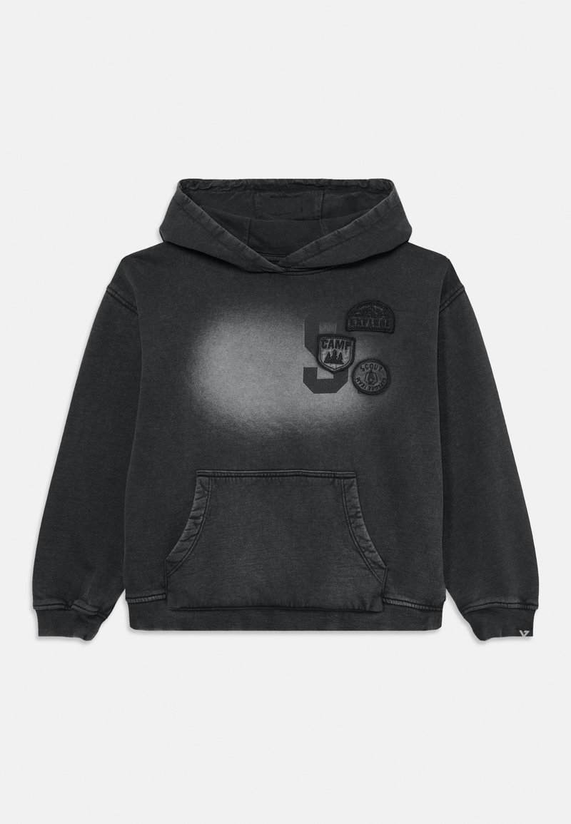 Melna kapucēta džemperis ar priekšējo kabatu, kuram ir gradienta dizains un trīs iešūtas uzlīmes uz krūtīm. Mīksts, teksturēts audums.