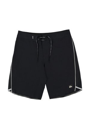 Schwarze Badeshorts aus strukturiertem Stoff mit Kordelzugbund, Seitenstreifen und Logobadge am unteren Saum.