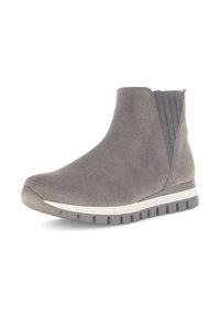 Bottes de cheville en suede gris avec des panneaux latéraux élastiques, une semelle intermédiaire épaisse blanche et une semelle extérieure en caoutchouc texturé avec des rainures profondes.