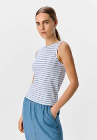 Gestreiftes Tanktop in Hellblau und Weiß, aus Rippstoff gefertigt. Rundhalsausschnitt, ärmelloses Design mit figurbetonter Silhouette.