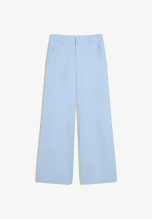 Lichtblauwe broek met wijde pijpen, zijzakken en riemlussen, plat neergelegd tegen een witte achtergrond.