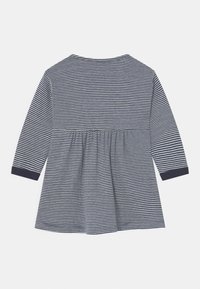 Gestreiftes Kleid aus weichem Stoff in Marineblau und Weiß. Mit langen Ärmeln, einem gerafften Bund und einem runden Ausschnitt.