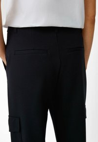 comma casual identity REGULAR czarny