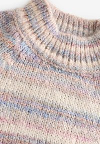 Neulepaita korkealla ribbineckillä, jossa on pehmeät beige- ja pastelliraidat sinisen, vaaleanpunaisen ja kermaisen värin sekoituksessa. Tekstuuroitu pinta.