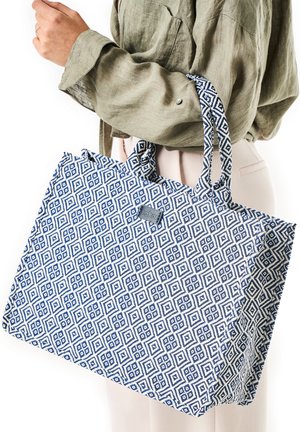 Tote-Bag aus Stoff mit einem blau-weißen geometrischen Muster, robusten Griffen und einem Logopatch an der Seite.