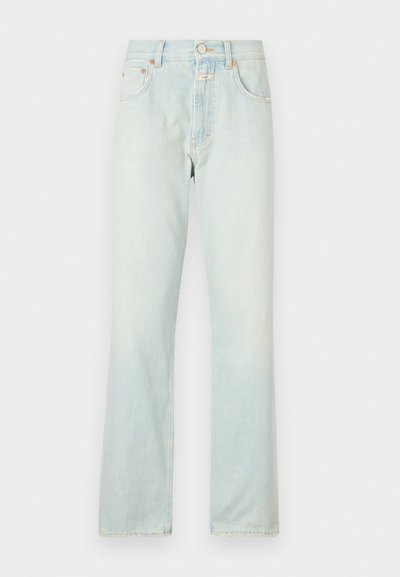 Jeans de denim azul claro con un diseño de pierna recta, cintura alta, botón de cobre y estilo clásico de cinco bolsillos. Textura desgastada y color uniforme.