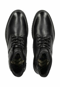 Bottines en cuir noir avec bout rond, doublure intérieure texturée et lacets noirs ; présentent des coutures minimales et un détail de logo discret.