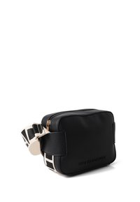 Schwarze rechteckige Ledertasche mit Reißverschluss. Sie verfügt über einen weißen Riemen mit schwarzen grafischen Mustern und ein Logo auf der Vorderseite.