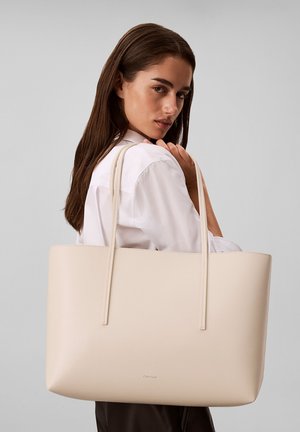 Calvin Klein, FOIL LOGO TOTE W/POUCH - Shopping bags - light hay