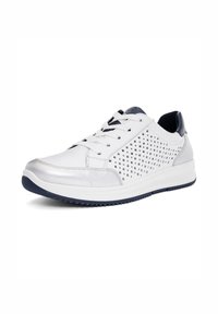 Zapatilla deportiva de cuero blanco con panel lateral perforado, collarín de talón negro, cordones blancos y suela oscura, inclinada hacia la derecha sobre fondo blanco.