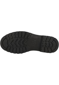 Suola di scarpa in gomma nera con un motivo di battistrada robusto, caratterizzata da scanalature profonde e un tallone liscio per trazione e stabilità.