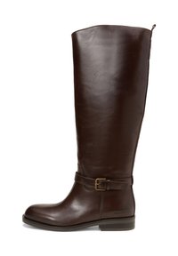 Hohe, dunkelbraune Lederstiefel mit seitlichem Schnallenverschluss, niedrigem Absatz, gerundeter Zehenpartie und Ziehhilfe an der Rückseite.
