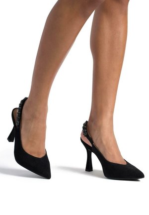 Zapatos de tacón negro de ante tipo slingback con punta afilada, acentuados por un detalle decorativo de cadena en la correa del talón, que cuenta con un tacón cuadrado afilado.