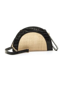 Zwarte schoudertas van nep-krokodillenleder en natuurlijk gevlochten stro, maansikkelvormig met een gouden kettingaccent en afneembare riem.