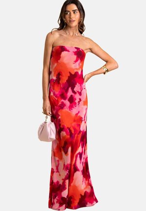Strapless, nauwsluitende jurk met een aquarel bloemenpatroon in tinten van roze, rood en oranje. Vloeiende stof met een slanke silhouet.