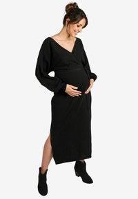 Fekete midi wrap ruha hosszú puffos ujjal, fitted derékkal és oldalsó hasítékkal; puha anyag; fekete bokacsizmával kiegészítve.