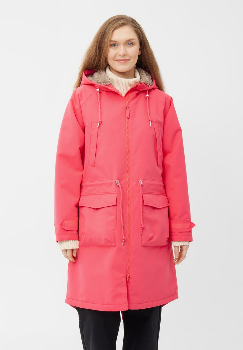 Parka impermeable rosa con capucha forrada de piel, cierre de cremallera, dos bolsillos frontales y cordones en la cintura y la capucha. Mangas largas.