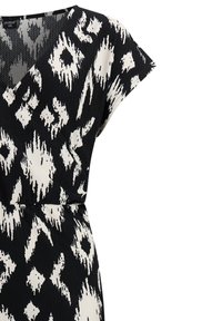 Vestito a maniche corte con motivo in bianco e nero, scollo a V e tessuto strutturato, etichetta della taglia 536 visibile all'interno del colletto.