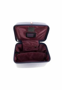 Maleta rígida de color azul oscuro con un interior color marrón. Cuenta con múltiples compartimentos, un bolsillo con cremallera y un espacio transparente para identificación. Diseño duradero.