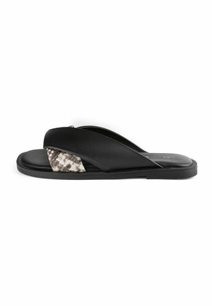 Zwarte leren slide sandalen met een kruisbandontwerp, voorzien van een gestructureerde, lichtgekleurde slangenprintaccent. Platte rubberen zool.