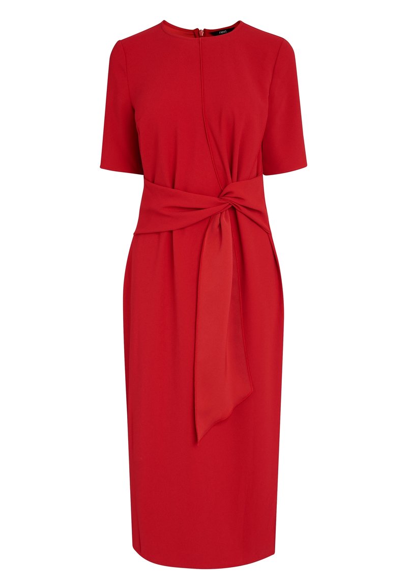 Robe rouge longueur genou avec manches courtes et large ceinture en tissu nouée en nœud à la taille, avec un col rond.