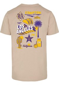 Camisa de color beige claro con gráficos coloridos de "Los Ángeles", palmeras, tacos, un cactus y una camiseta de baloncesto en púrpura y amarillo.