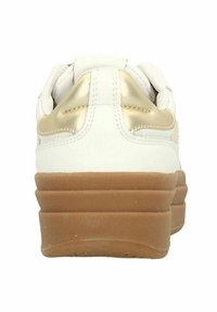 Sneaker bianco con accentuazioni dorate, tomaia in pelle liscia, tallone imbottito e suola in gomma gommosa spessa e testurizzata per un supporto aggiuntivo.