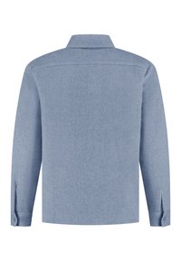 Lichtblauwe blouse met lange mouwen, gemaakt van een gestructureerde stof, met een kraaghalslijn en knoopmanchetten, met een rechte snit en een rugpand-detail.